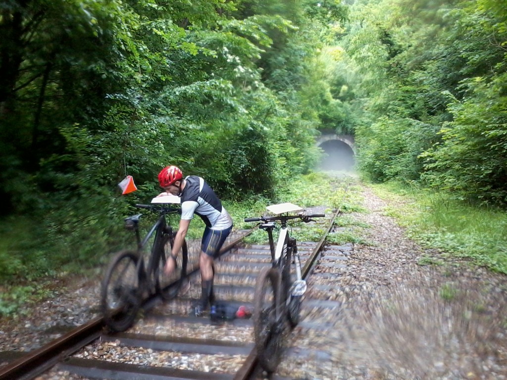 Raid Runners avant la traversée du tunnel ferroviaire au raid orientation de l'ALBE 2016